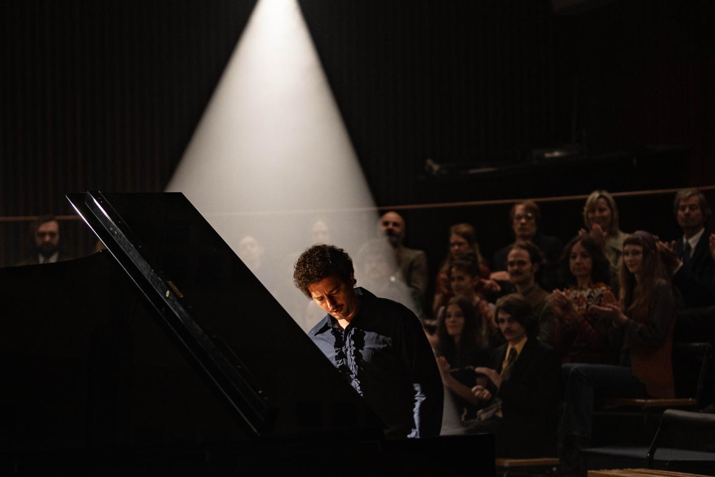 Ill: Keith Jarrett portrætteret af skuespilleren John Magaro. Zeitgeist Films.