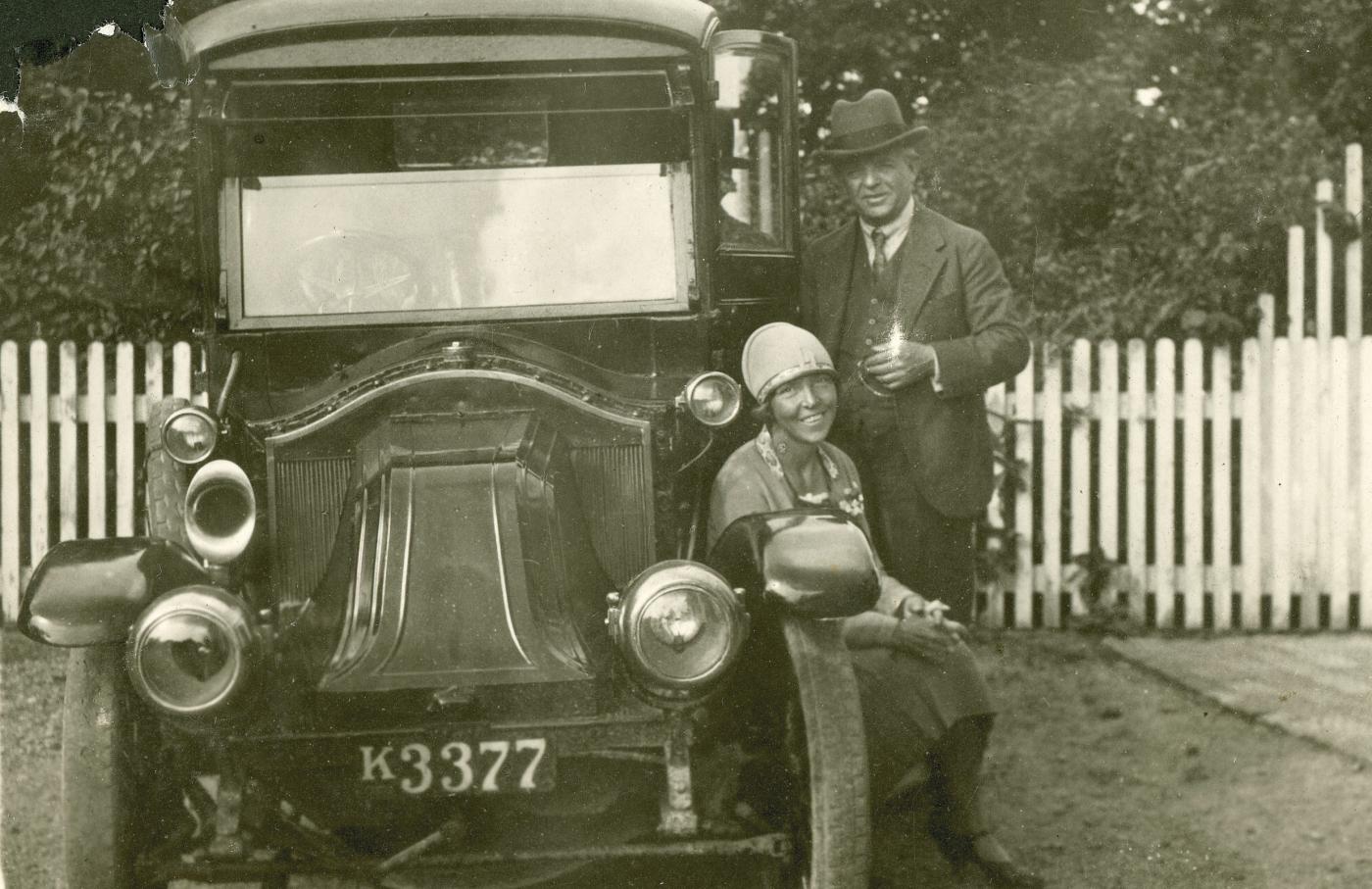 Carl Nielsen med bil og datter