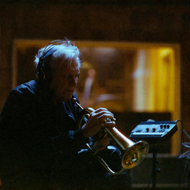 Palle Mikkelborg i studiet. Foto: Søren Lynggaard