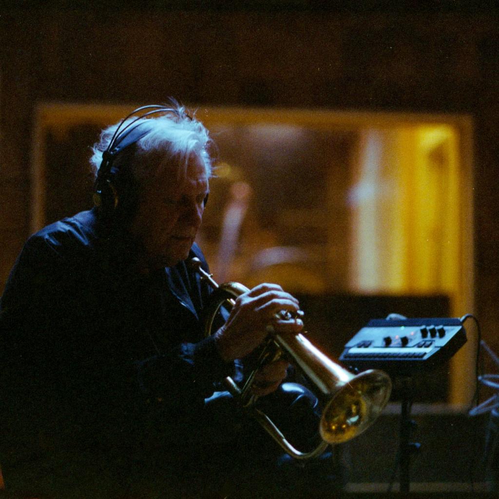 Palle Mikkelborg i studiet. Foto: Søren Lynggaard