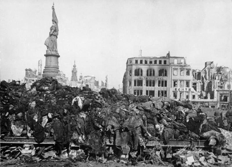Dresden lå i ruiner efter terrorbombardementet i 1945 og ligene hobede sig op. Sporene efter lidelserne var fortsat tydelige i 1960, da Sjostakovitj besøgte byen, hvilket ansporede ham til at skrive sin 8. Strygekvartet.