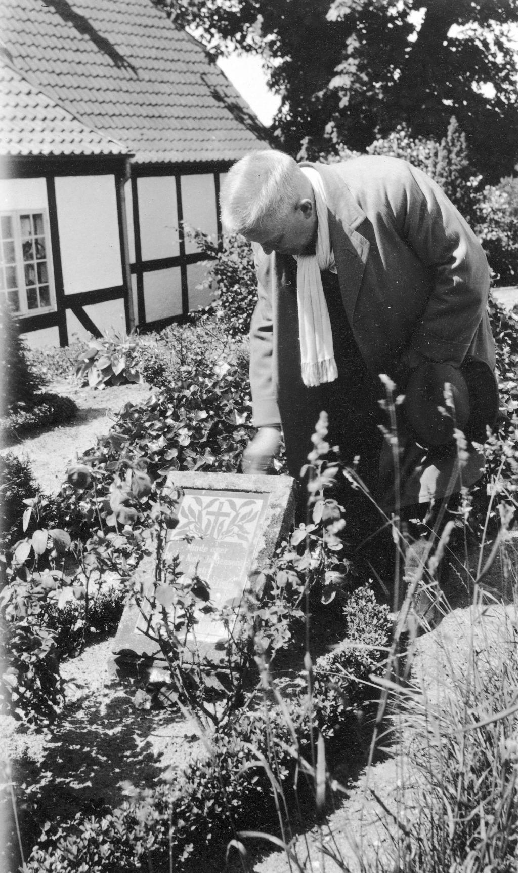 Carl Nielsen ved moderens grav