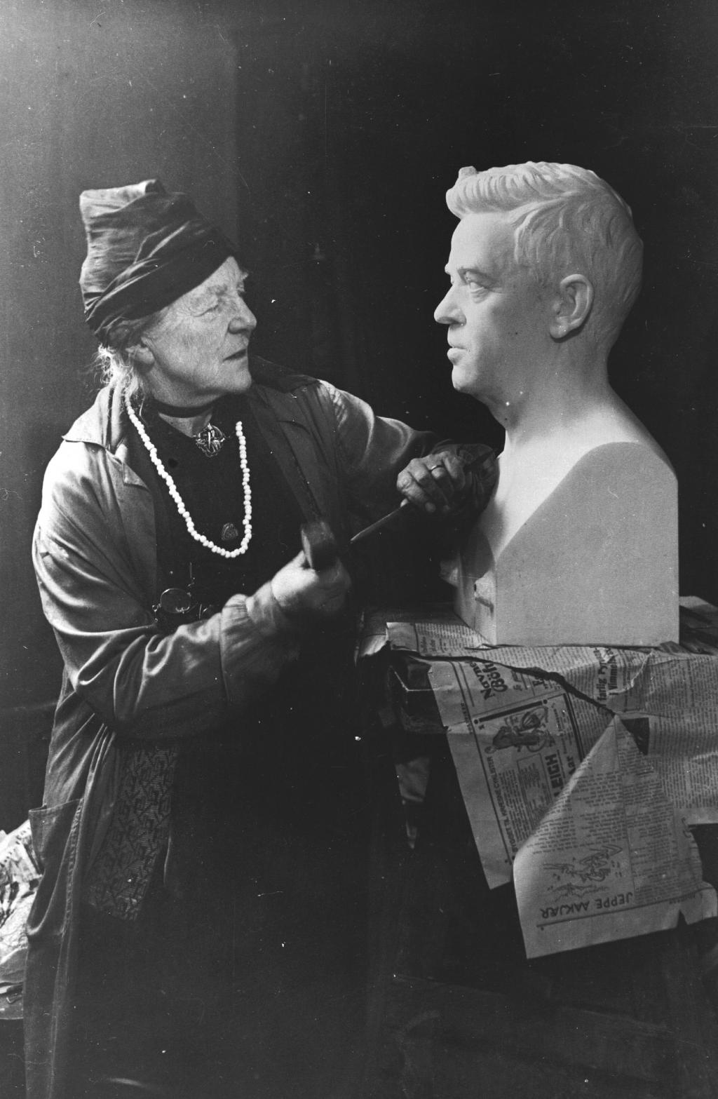 Anne Marie Carl Nielsen arbejder på buste af Carl Nielsen