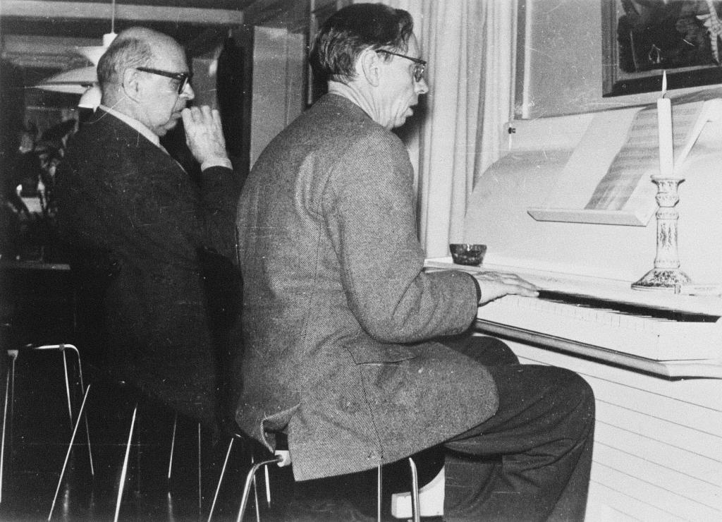Poul Henningsen og Bernhard Christensen spiller klaver